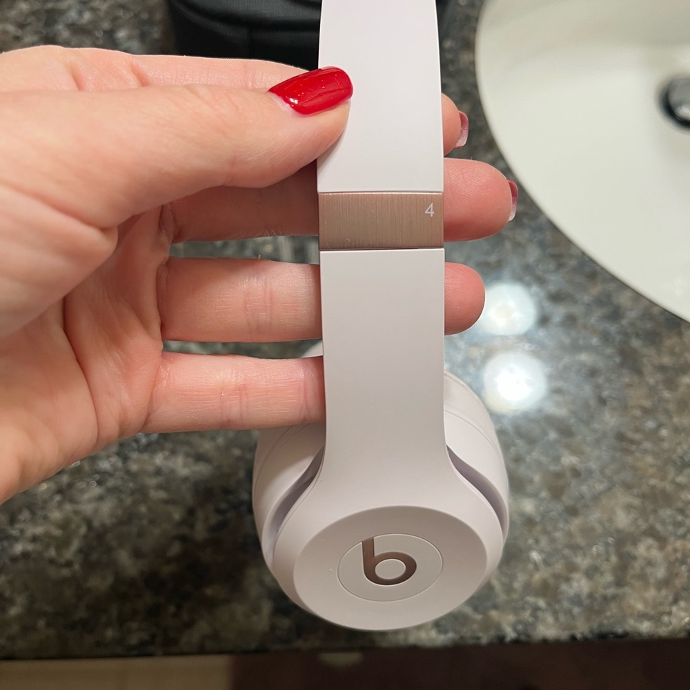 Beats Wireless Headphones 4 in Rose Gold